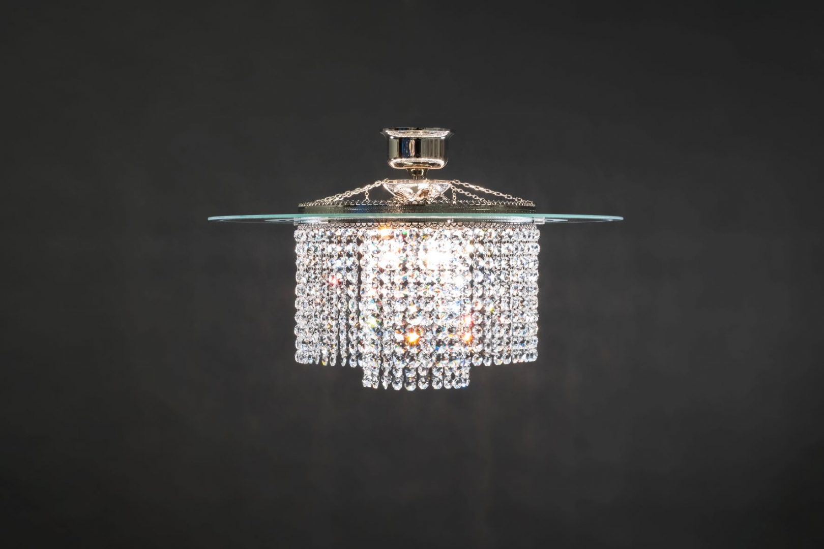  Modern och autentisk kristalllampa Mirror 3. Trendig ljuskrona med en modern twist fångar ögat.
